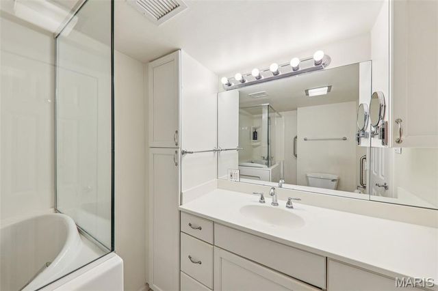 900 S Hanley Road 7D, St Louis, MO 63105