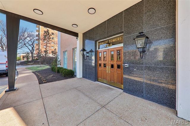 900 S Hanley Road 7D, St Louis, MO 63105