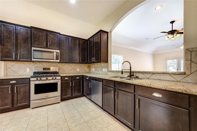 228 Country Crossing Circle, Magnolia, TX 77354