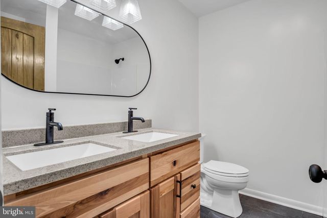15 CIRCLE DR, Mechanicsburg, PA 17055