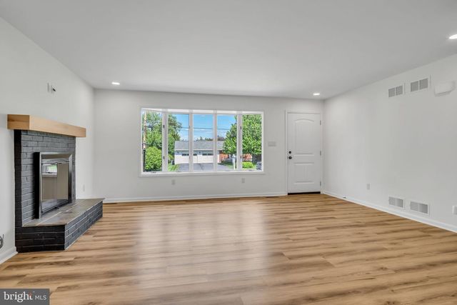 15 CIRCLE DR, Mechanicsburg, PA 17055