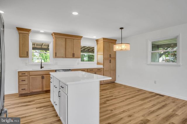15 CIRCLE DR, Mechanicsburg, PA 17055