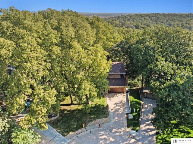 1017 Day Drive, Bellevue, NE 68005