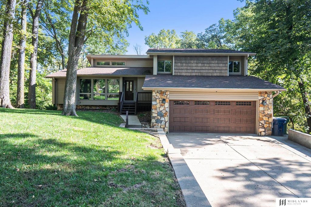 1017 Day Drive, Bellevue, NE 68005