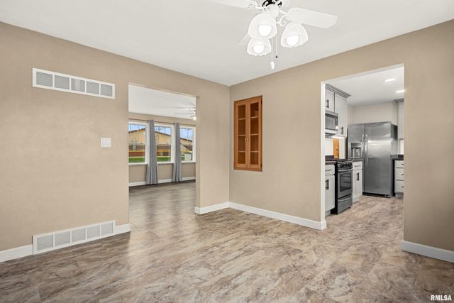 1705 W LAKE Avenue, Peoria, IL 61614