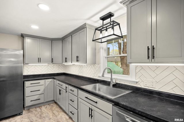 1705 W LAKE Avenue, Peoria, IL 61614