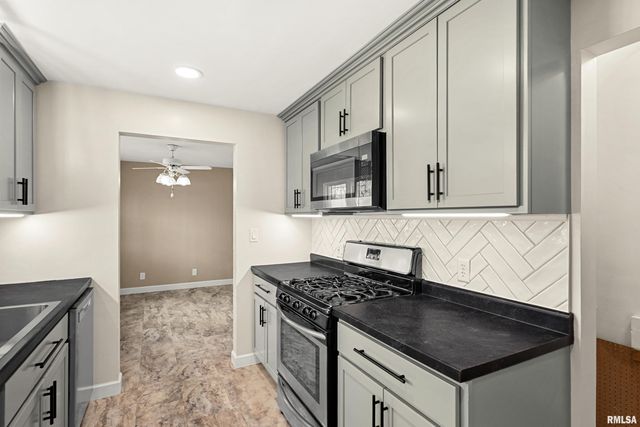 1705 W LAKE Avenue, Peoria, IL 61614