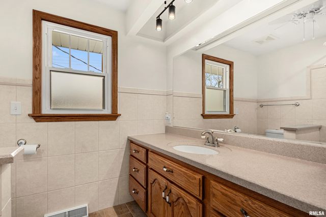 1705 W LAKE Avenue, Peoria, IL 61614