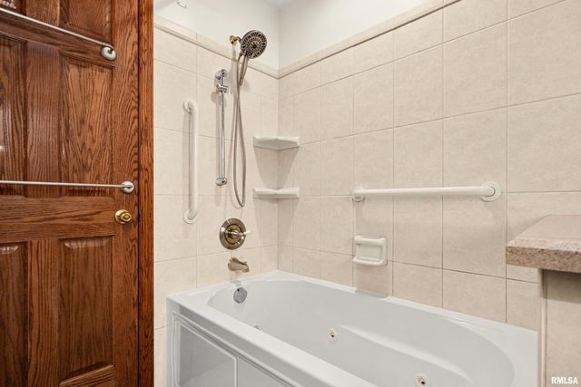 1705 W LAKE Avenue, Peoria, IL 61614