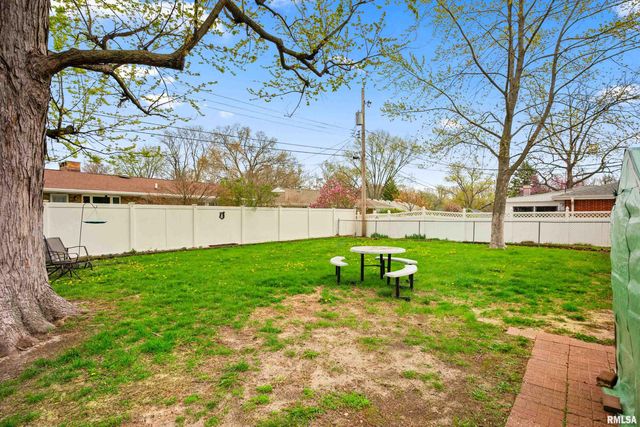 1705 W LAKE Avenue, Peoria, IL 61614