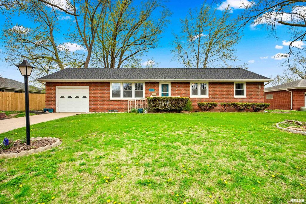 1705 W LAKE Avenue, Peoria, IL 61614