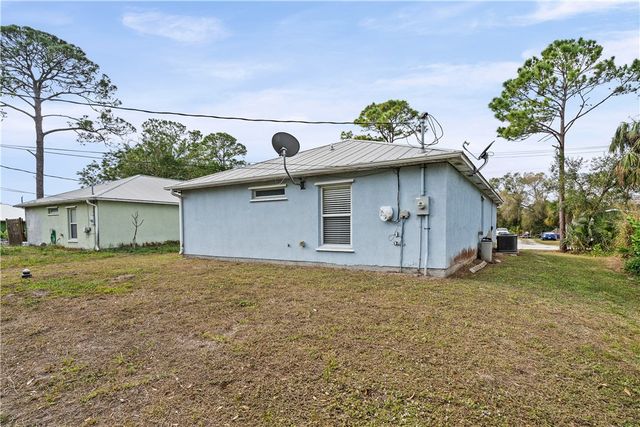 1430 26th Court SW, Vero Beach, FL 32962