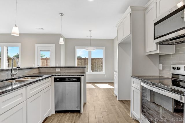 1181 Wild Indigo Circle, Calera, OK 74730