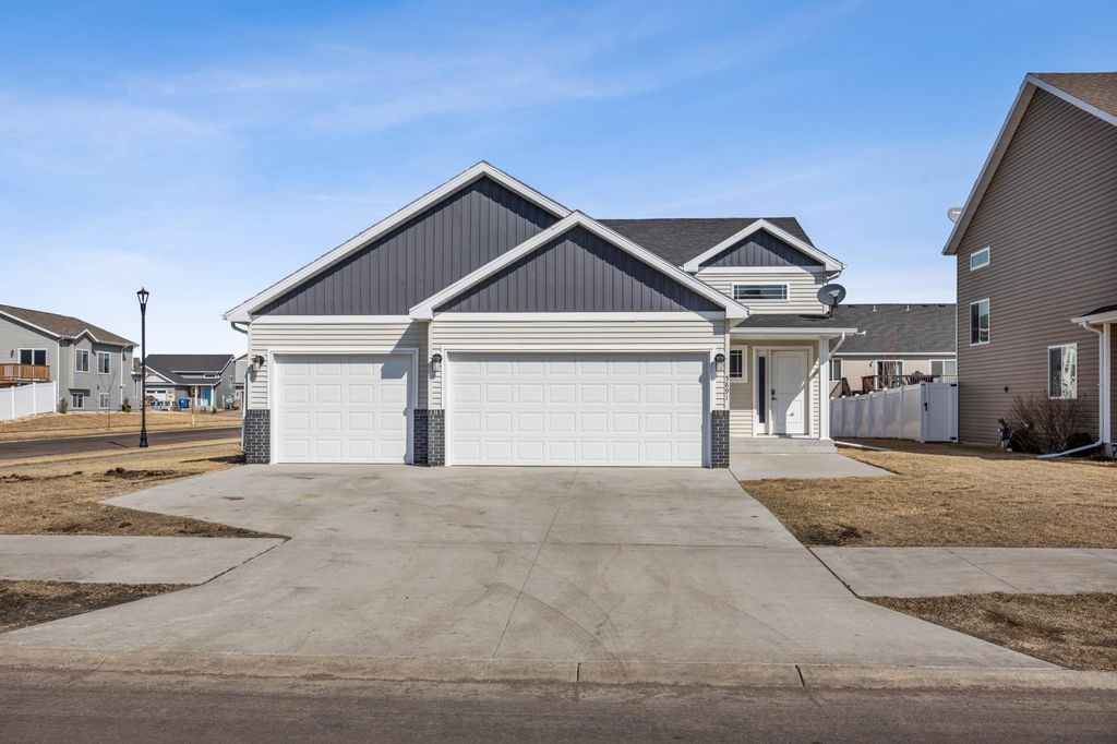 5891 59th Avenue S, Fargo, ND 58104