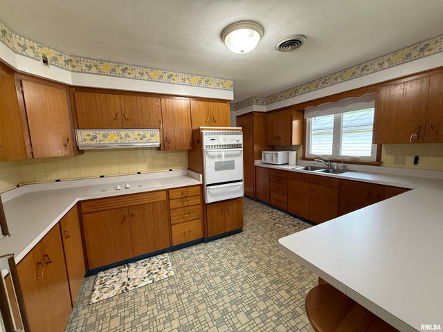 1105 S 6TH Street, Pekin, IL 61554