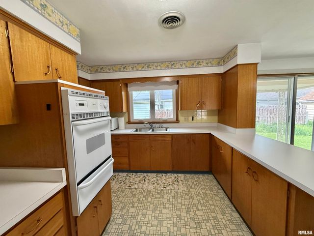1105 S 6TH Street, Pekin, IL 61554