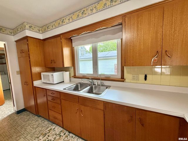 1105 S 6TH Street, Pekin, IL 61554