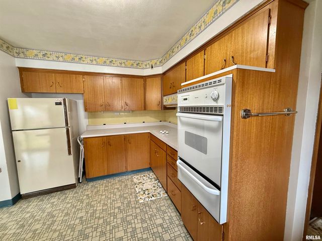 1105 S 6TH Street, Pekin, IL 61554