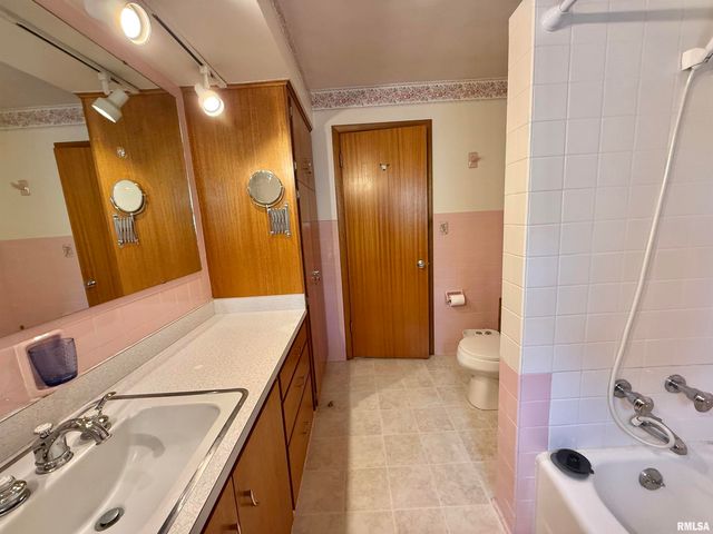 1105 S 6TH Street, Pekin, IL 61554