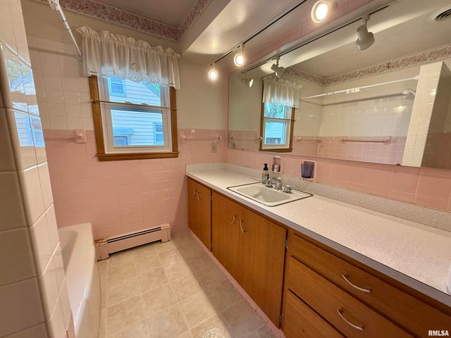 1105 S 6TH Street, Pekin, IL 61554