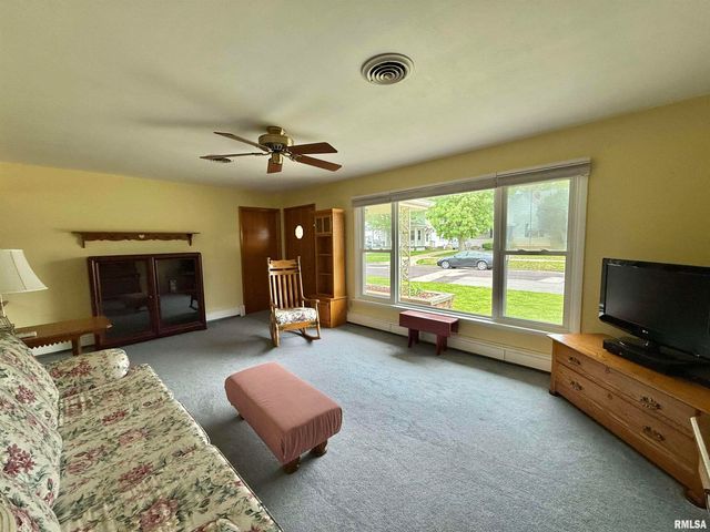1105 S 6TH Street, Pekin, IL 61554