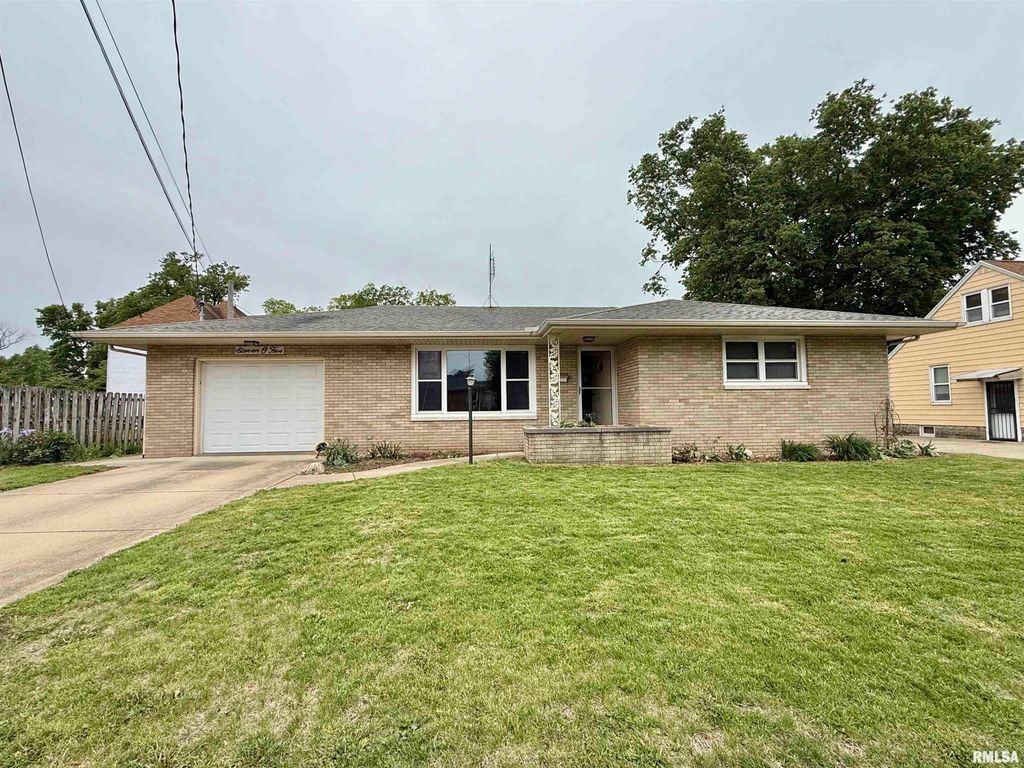 1105 S 6TH Street, Pekin, IL 61554