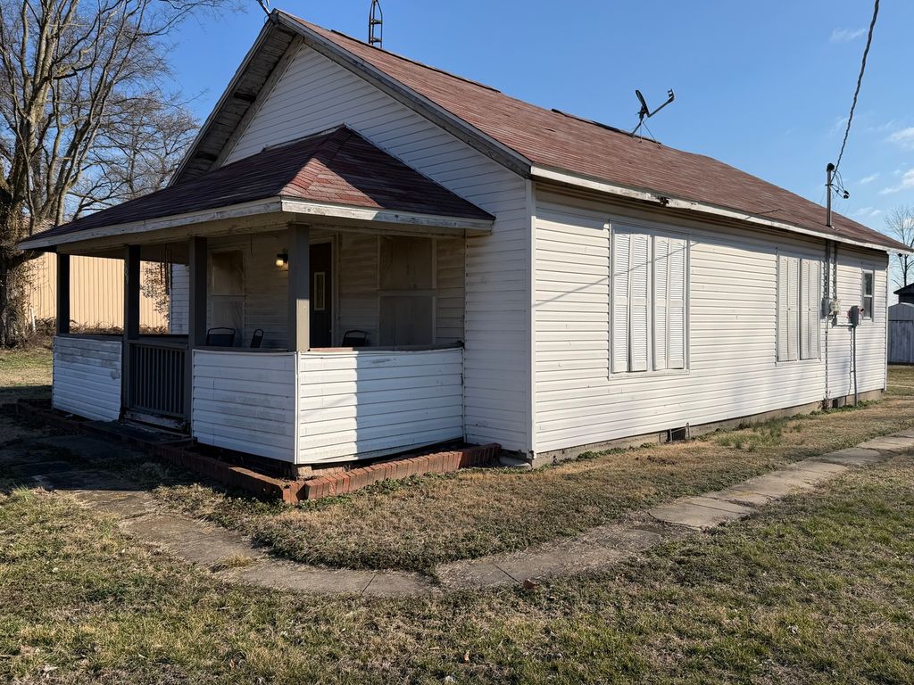 Image 1 of property listing at 509 W Main Street, Walnut Hill, IL 62893