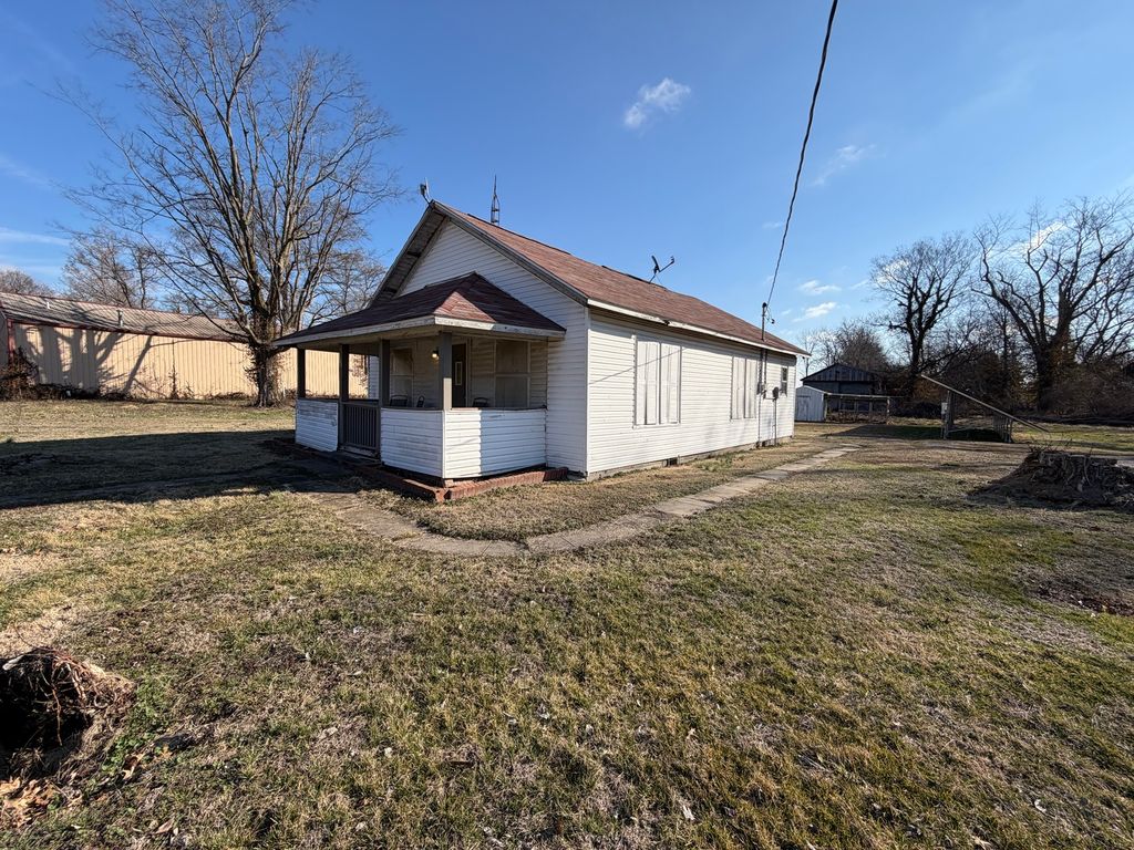 Image 2 of property listing at 509 W Main Street, Walnut Hill, IL 62893