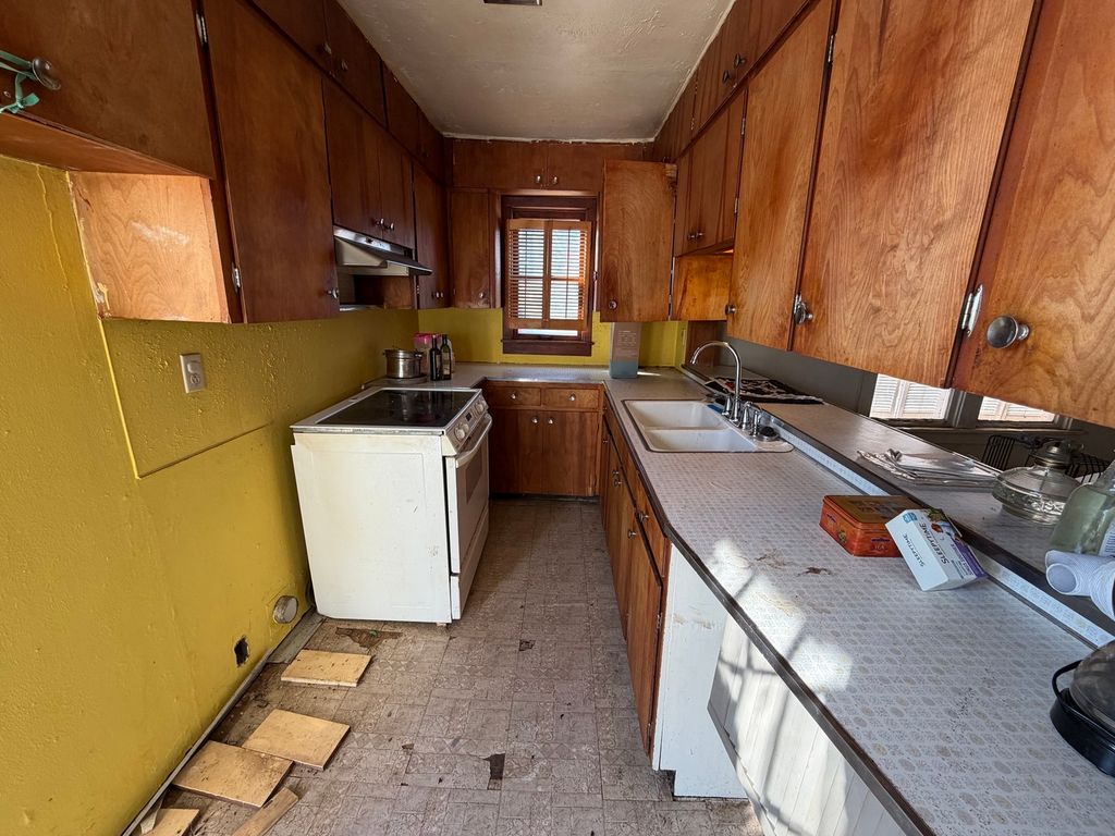 Image 6 of property listing at 509 W Main Street, Walnut Hill, IL 62893