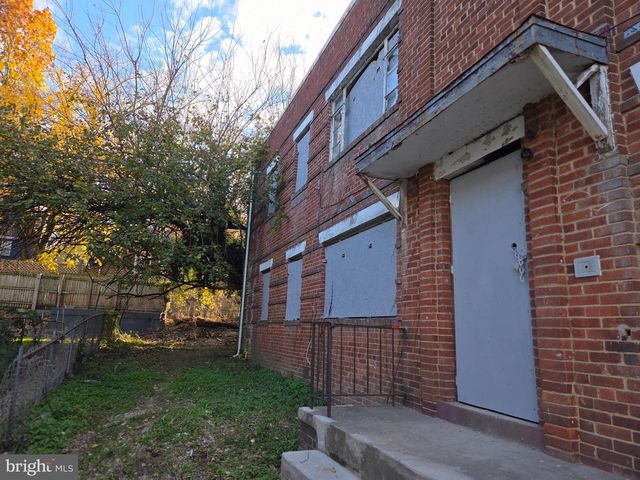 4639 HILLSIDE RD SE, Washington, DC 20019