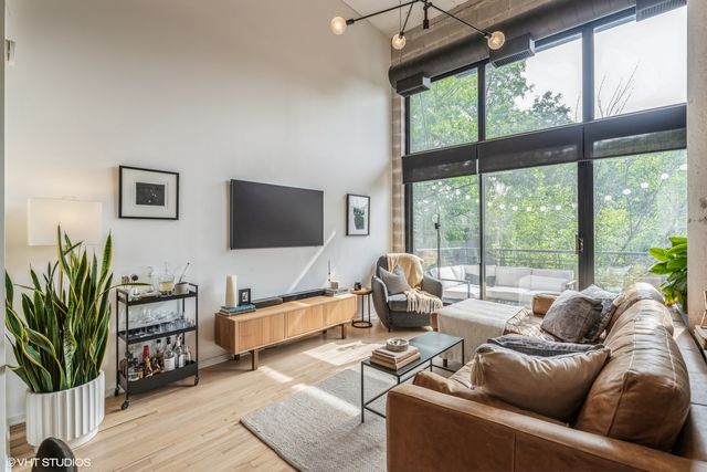 1934 N Washtenaw Avenue 219, Chicago, IL 60647