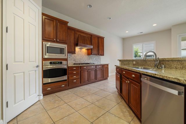 2452 W Belle Glade Ln, Manteca, CA 95336