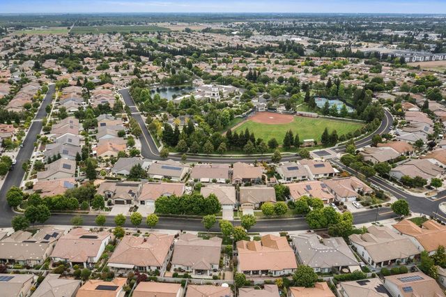 2452 W Belle Glade Ln, Manteca, CA 95336