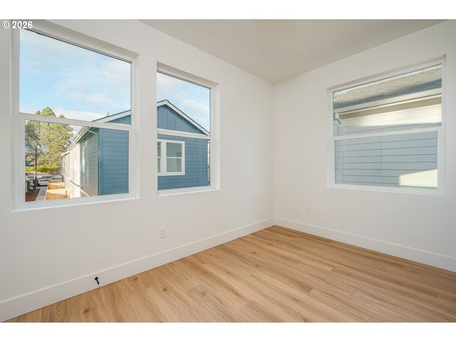 12088 Se Market St, Portland, OR 97216