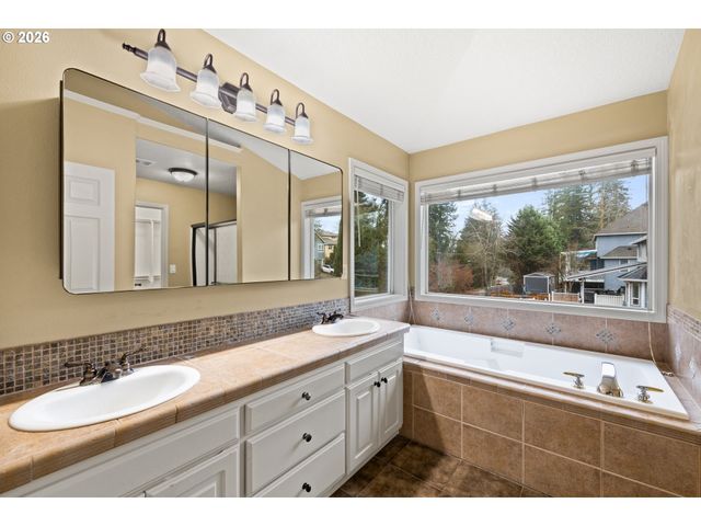 16707 Se BALDRY St, Portland, OR 97236