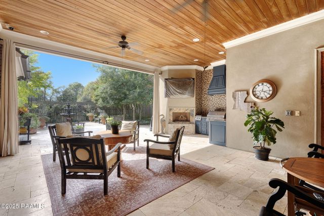 404 Dunnottar Place, Lafayette, LA 70503