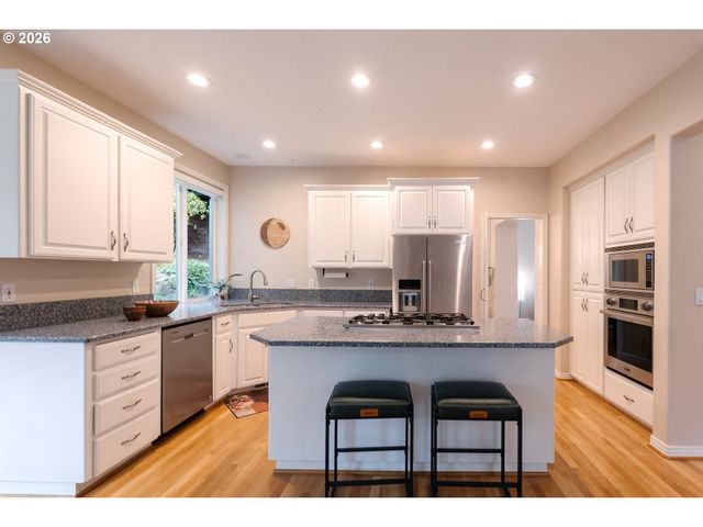 3821 FAIRHAVEN Dr, West Linn, OR 97068
