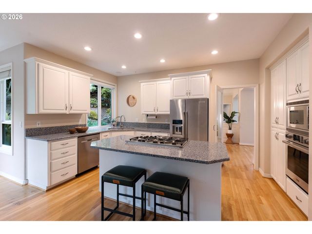 3821 FAIRHAVEN Dr, West Linn, OR 97068