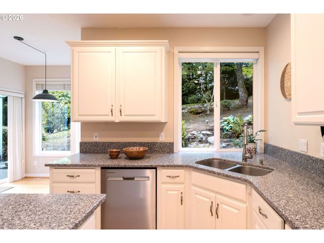 3821 FAIRHAVEN Dr, West Linn, OR 97068