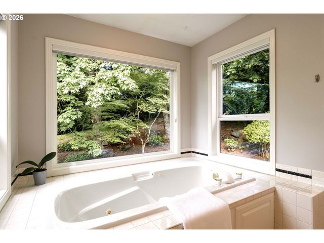 3821 FAIRHAVEN Dr, West Linn, OR 97068