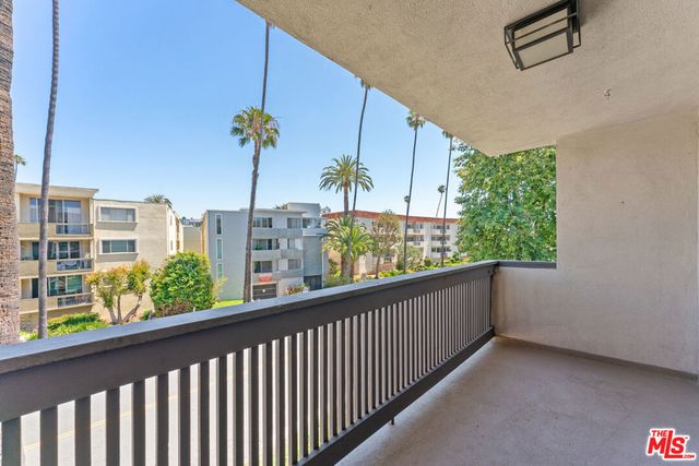 809 S Bundy Drive 202, Los Angeles, CA 90049