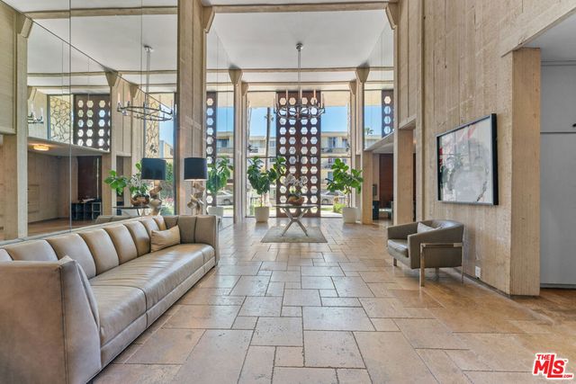 809 S Bundy Drive 202, Los Angeles, CA 90049