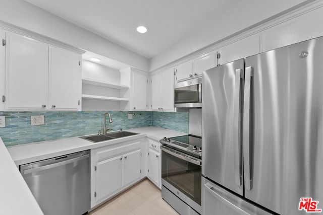 809 S Bundy Drive 202, Los Angeles, CA 90049