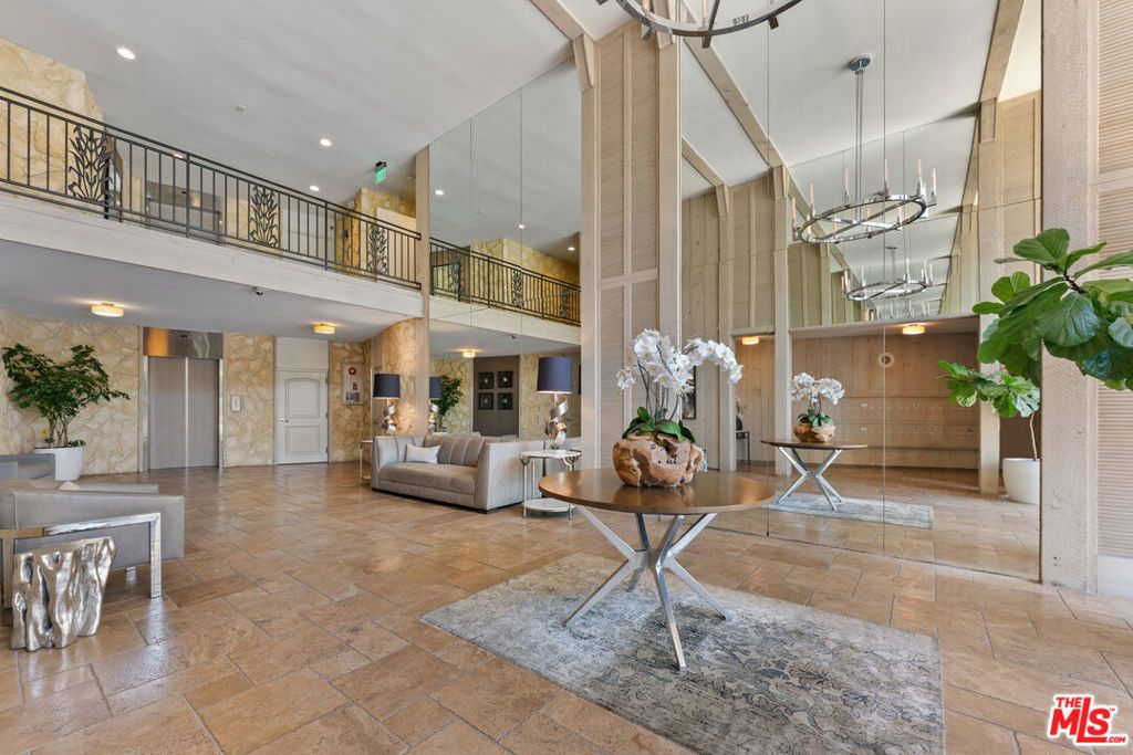 809 S Bundy Drive 202, Los Angeles, CA 90049