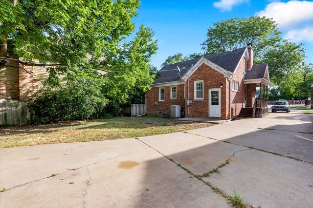 4328 Wolf Road, Western Springs, IL 60558