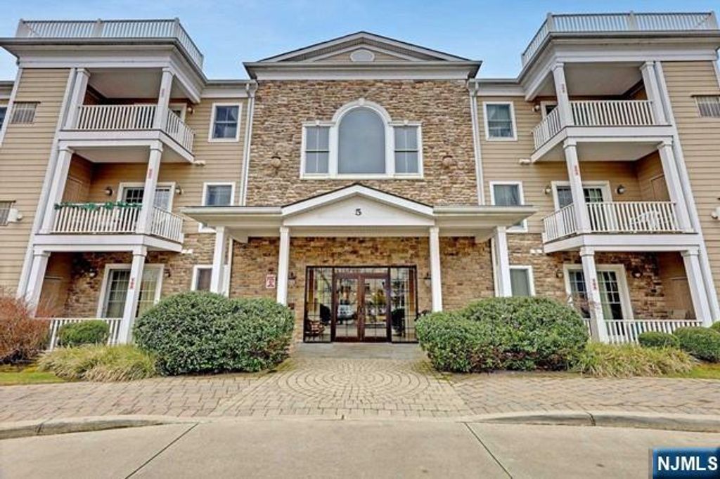 5 Tenakill Park 212, Cresskill, NJ 07626