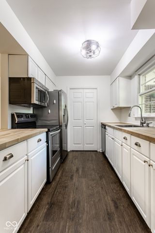 9514 Haverstick Road, Indianapolis, IN 46240