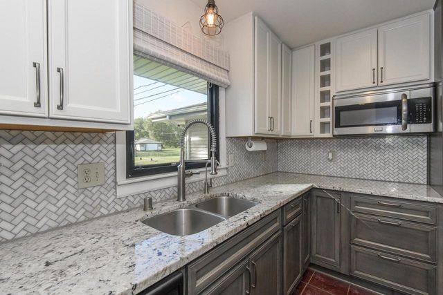 N10W23564 Robinhood COURT, Waukesha, WI 53188