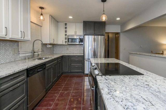 N10W23564 Robinhood COURT, Waukesha, WI 53188