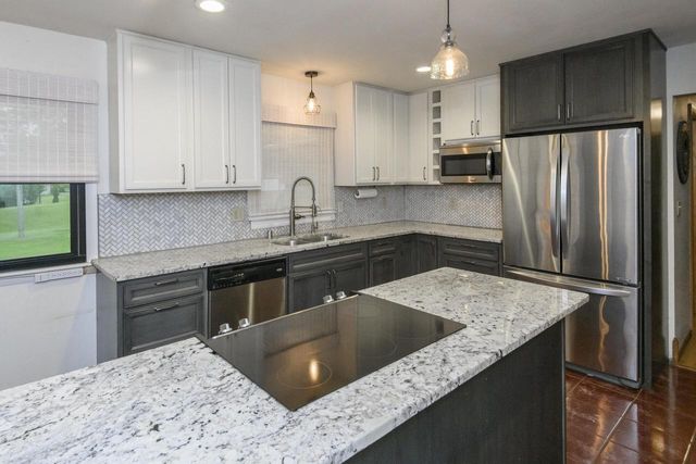 N10W23564 Robinhood COURT, Waukesha, WI 53188